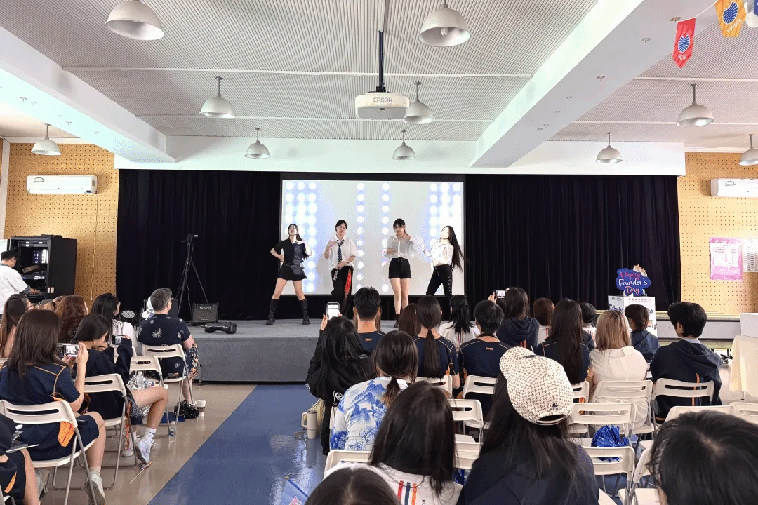 楚珩日舞台谢幕时的热烈掌声