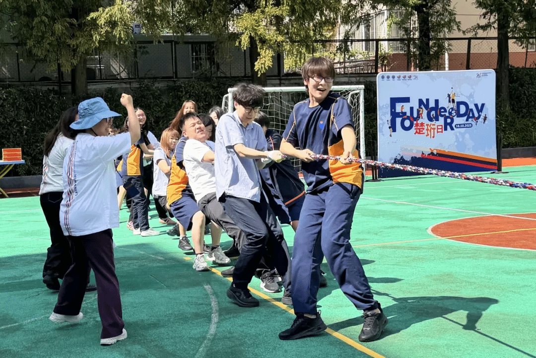 老师加入队伍与学生并肩作战的温暖画面