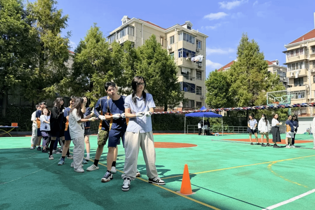看台师生为队伍加油呐喊的热烈气氛