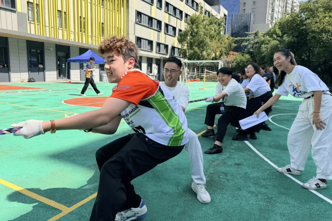 家长与同学在赛场边热情助威