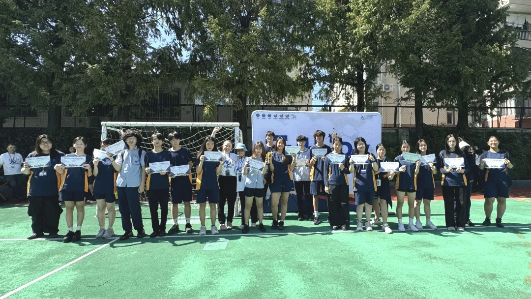 体育活动颁奖仪式：冠亚季军队伍登台合影