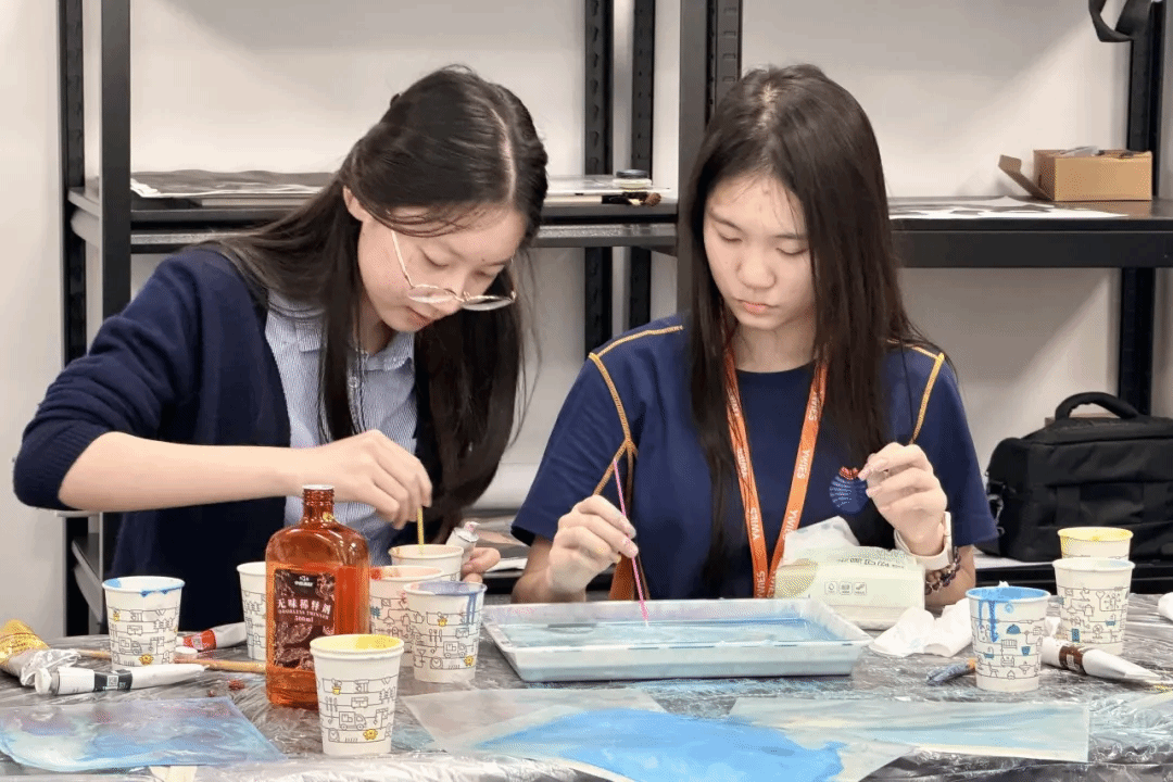 水面浮墨画体验：学生调色与创作过程