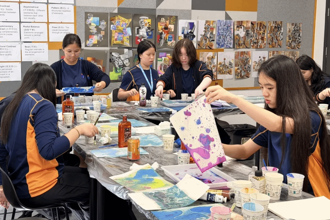 浮墨画作品展示：色彩在水面交融的艺术效果