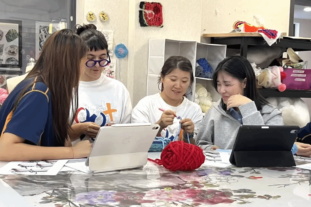钩针编织工作坊：教师示范基础技巧
