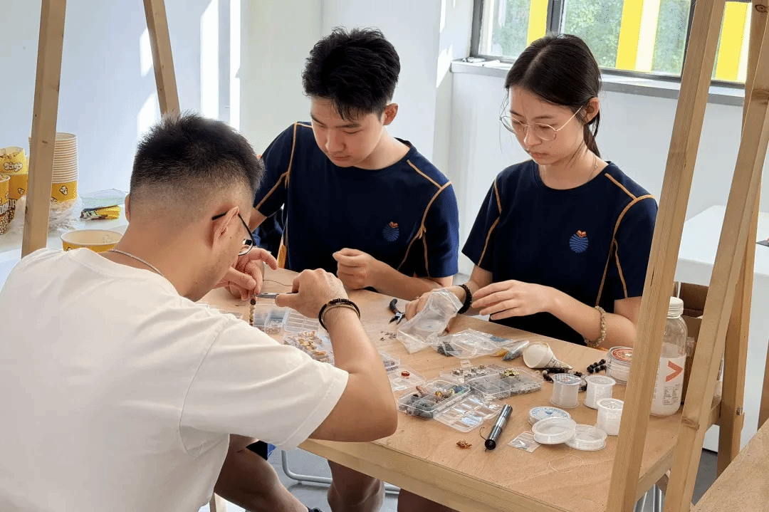 趣味知识竞赛或古诗词你演我猜的欢乐互动