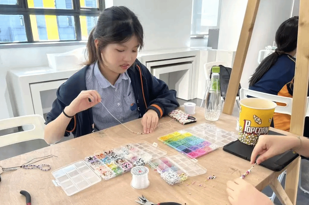 观影会与手工艺分享的温馨时刻