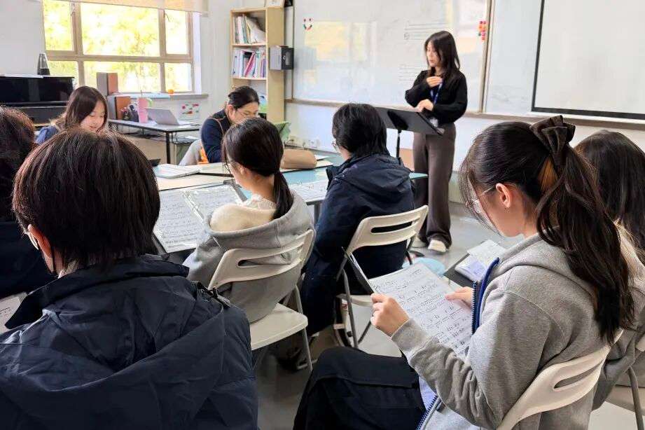 G10表演艺术基础课堂,学生在音乐与戏剧融合活动中探索方向