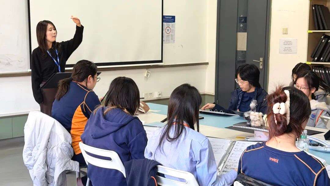 学生在表演艺术课堂进行音乐与戏剧练习,明确音乐学科发展方向