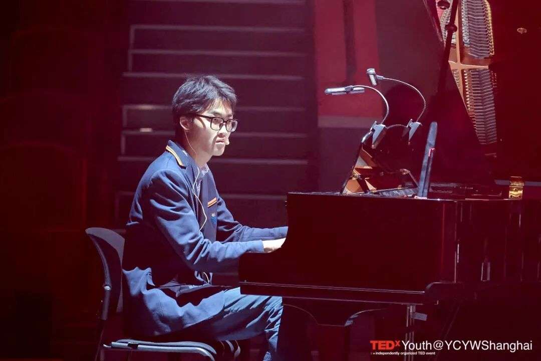 耀中耀华TEDx活动现场，东西方器乐合奏点睛演讲环节