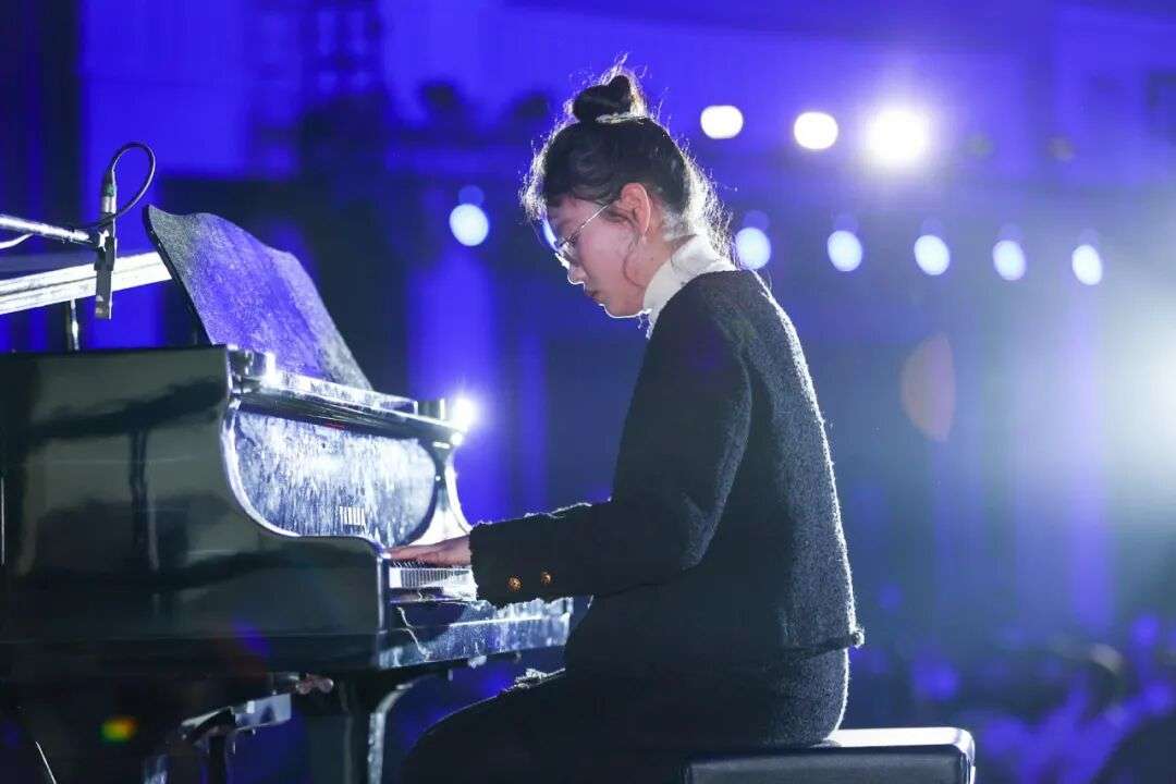 音乐学科校园演出与练习场景一，提升表演与协作能力