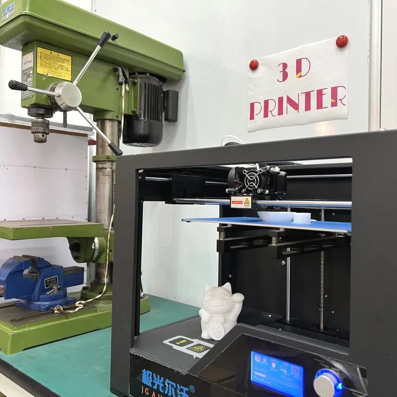 学生在 DT 教室使用设备进行动手实践，营造真实创作场景（上海古北）