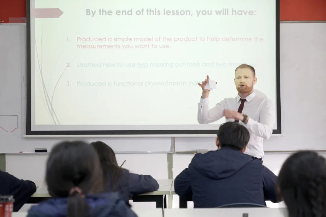 DT 课程理论与实操结合的课堂实拍,师生互动与动手同步进行(上海)