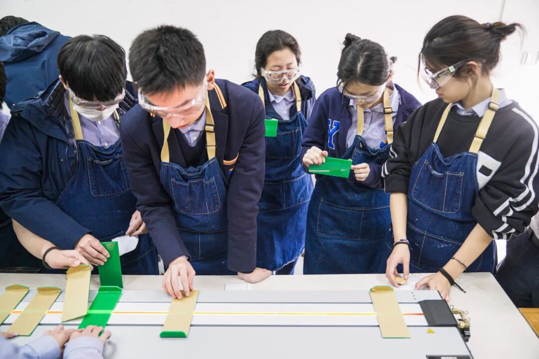 历届高一学生完成的灯具作品：结构与材料应用（DT G9–G10）