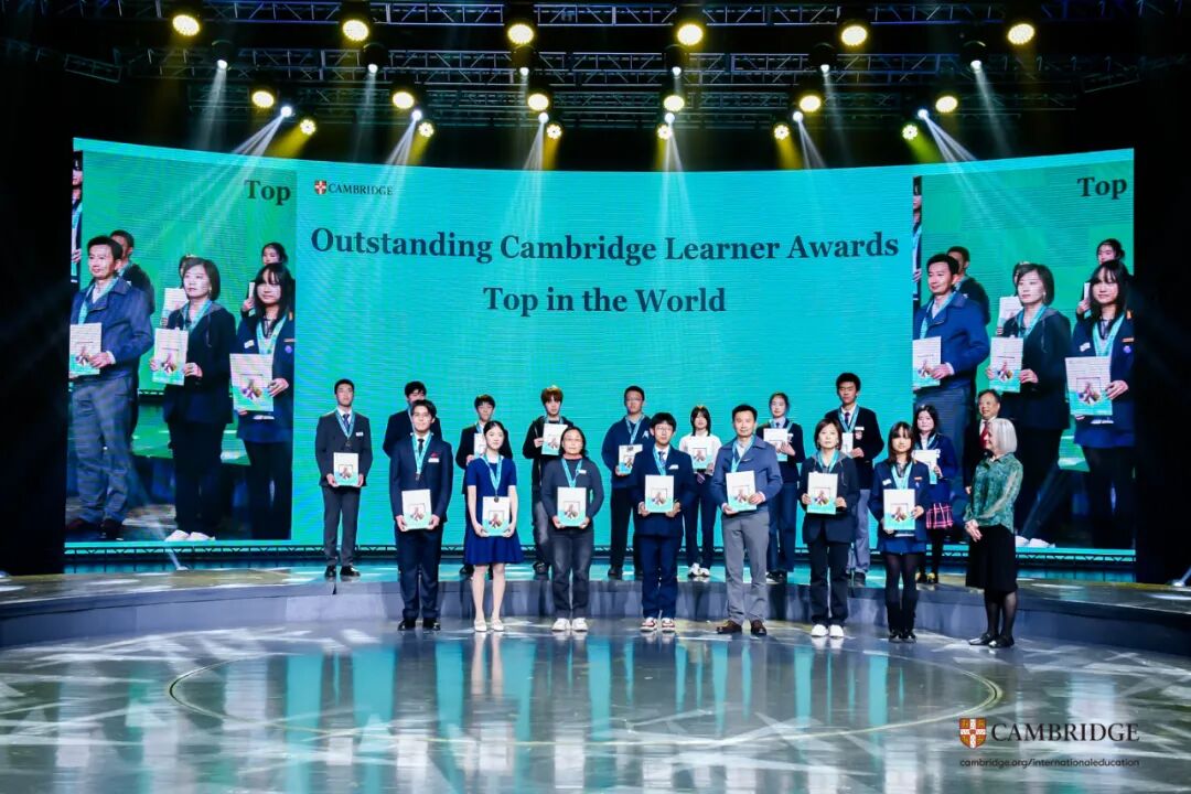 2025年剑桥卓越学子大奖颁奖典礼现场，数字媒体设计方向获奖学生Angel NI合影