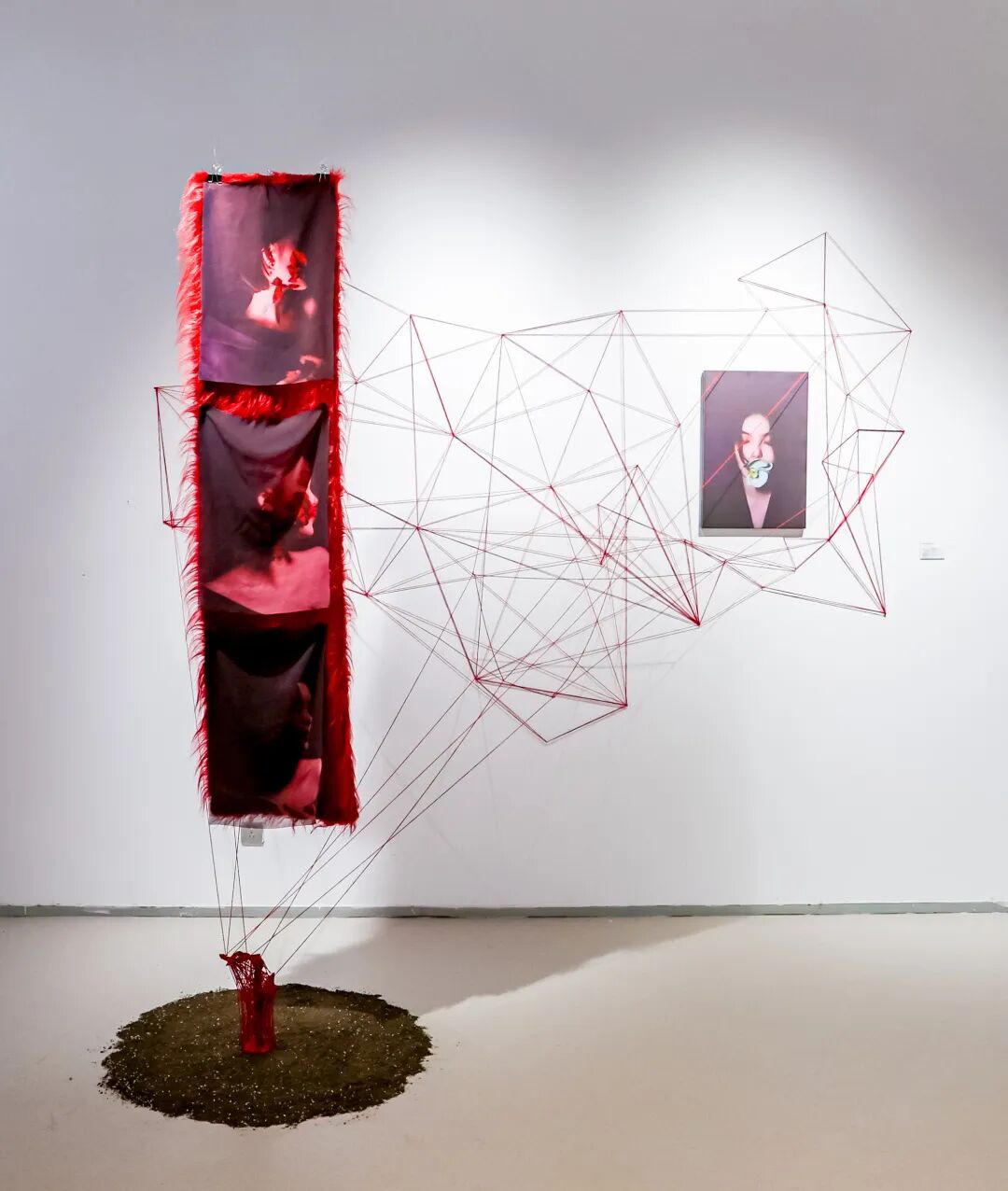 数字媒体设计课堂上教师进行一对一指导，帮助学生完善作品