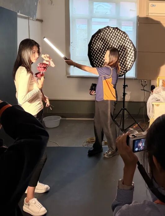 人像摄影作品展览现场，学生总结与反思拍摄项目