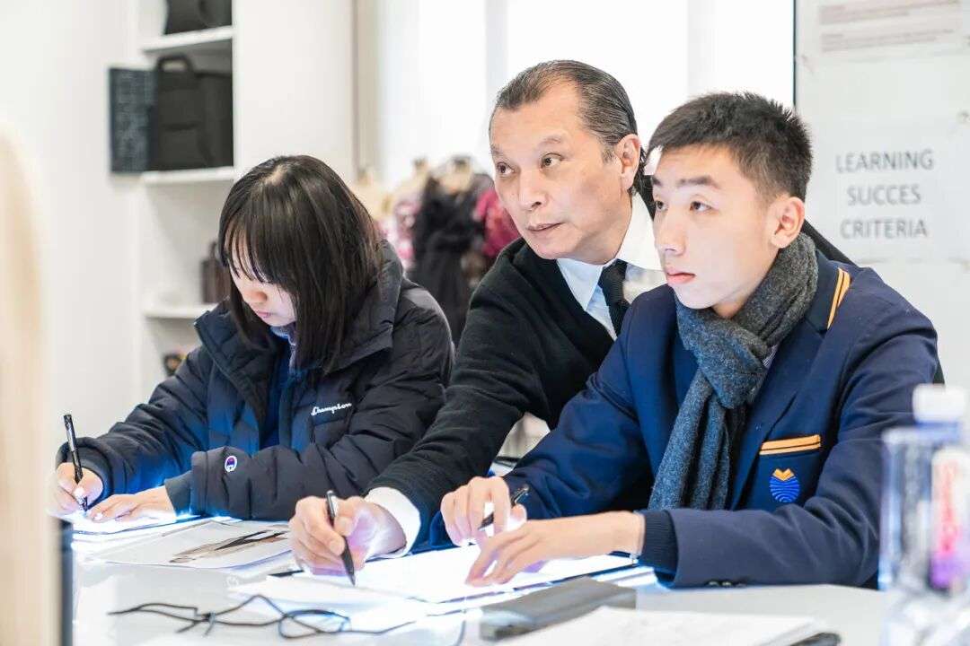 耀中耀华时尚设计课程总监 David Leung 在讲授课程（上海）