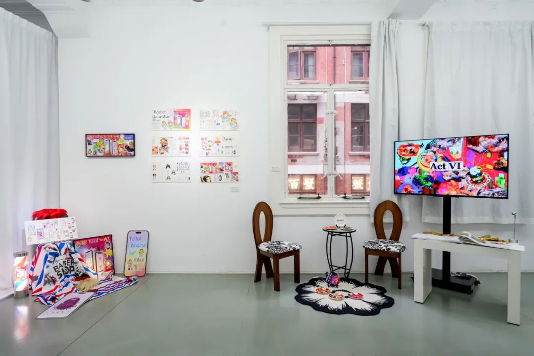 观众近距离观看绘画与摄影作品，艺术展开幕观展细节