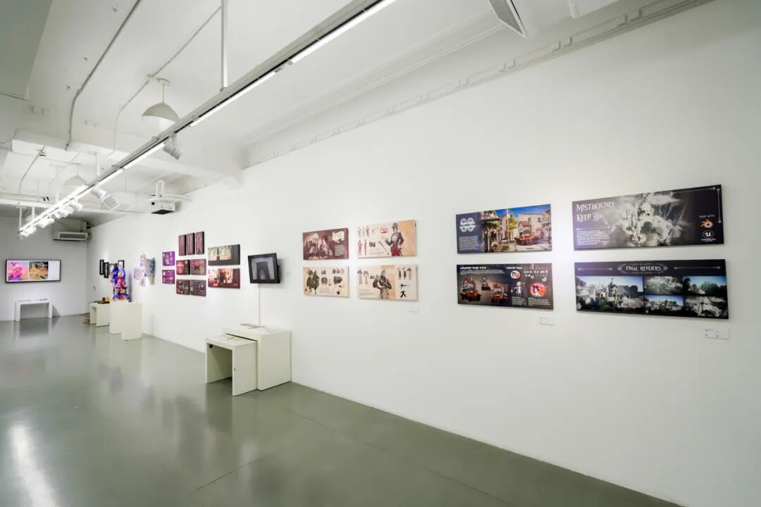 校友与观众围绕毕业后实践展开对话，上海艺术展开幕现场