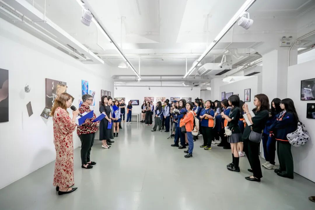 开幕现场合影：师生与校友共享艺术展开幕时刻