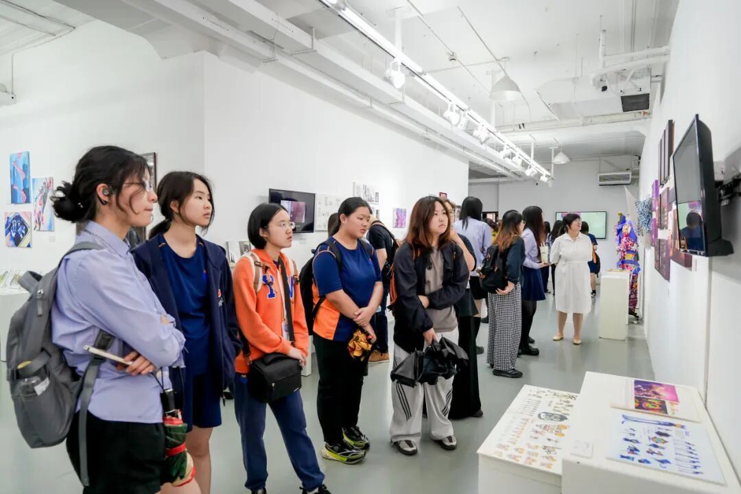 开幕式观众席与演讲区域全景，上海艺术展开幕热烈氛围