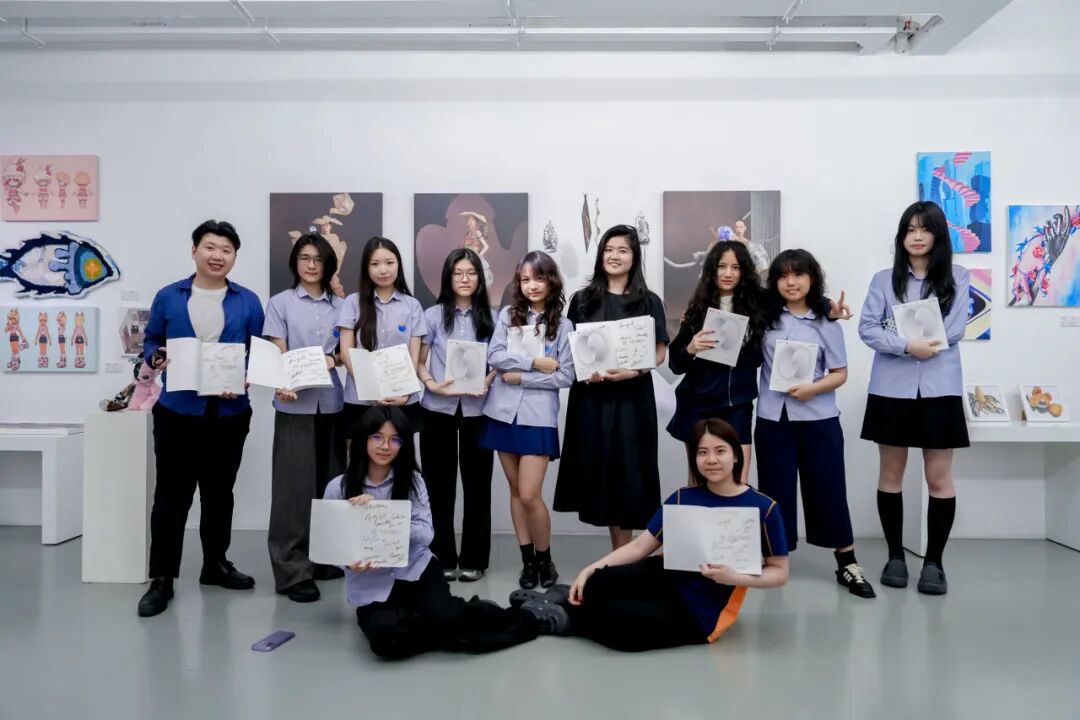 开幕合影与观展人群,记录艺术展开幕的精彩瞬间