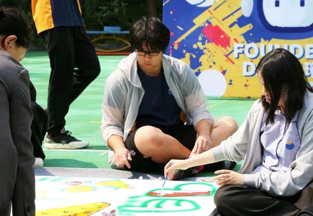 Timmy在楚珩日活动中进行绘画创作的现场瞬间