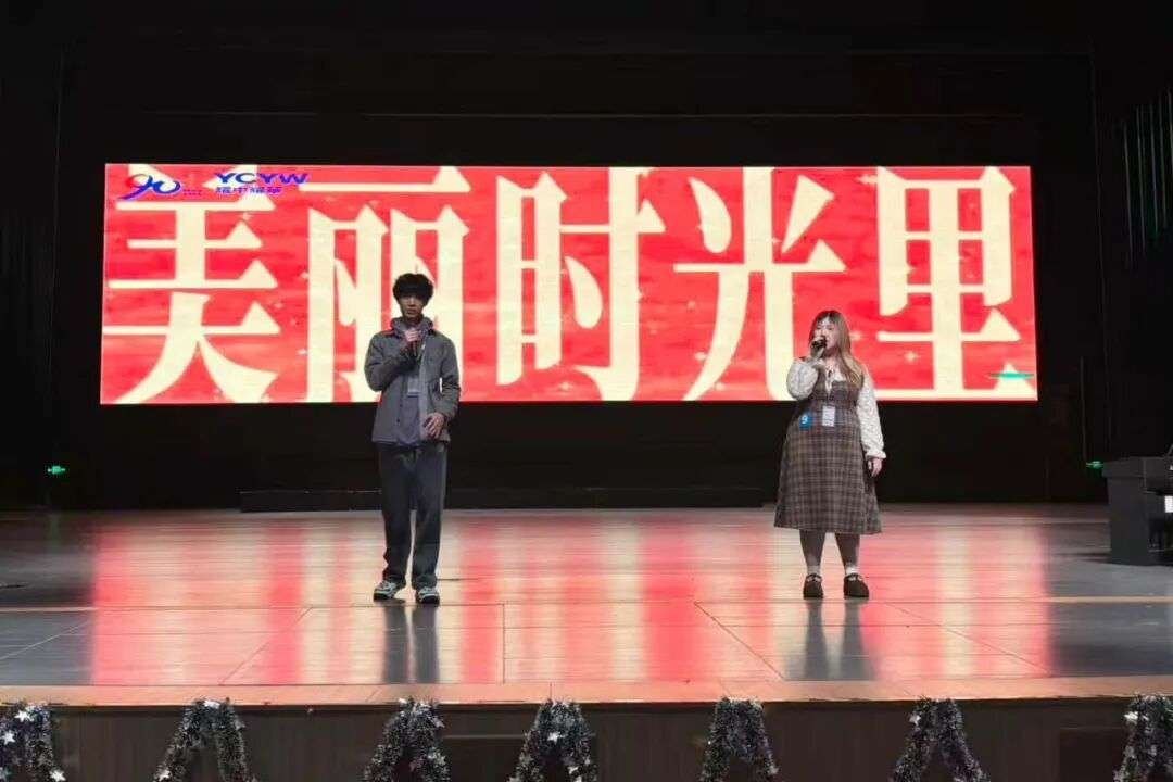 G11 学生 Kloey Chen 与 Morgan Zhu 在桐乡耀华 Talent Show 合唱《找自己》