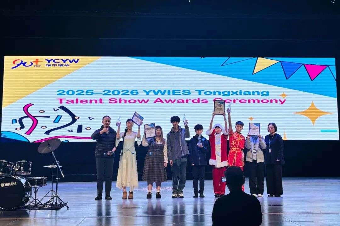 Talent Show 颁奖或合影时刻,Kloey Chen 与 Morgan Zhu 斩获第一名