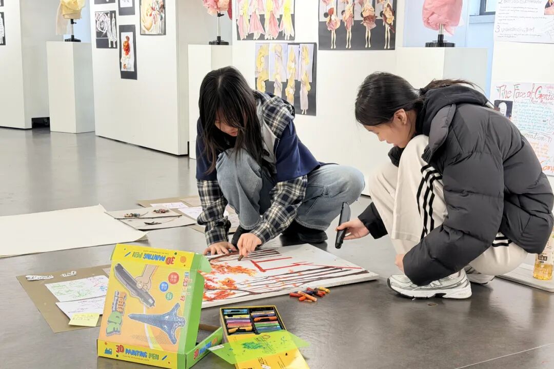 预备课程结业展前,学生对作品与展陈进行最后修缮(上海古北耀华)