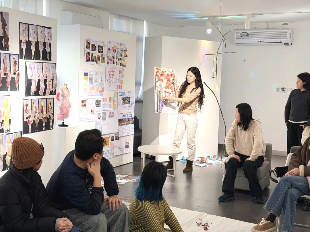 预备课程现场，家长参观学生作品与展陈