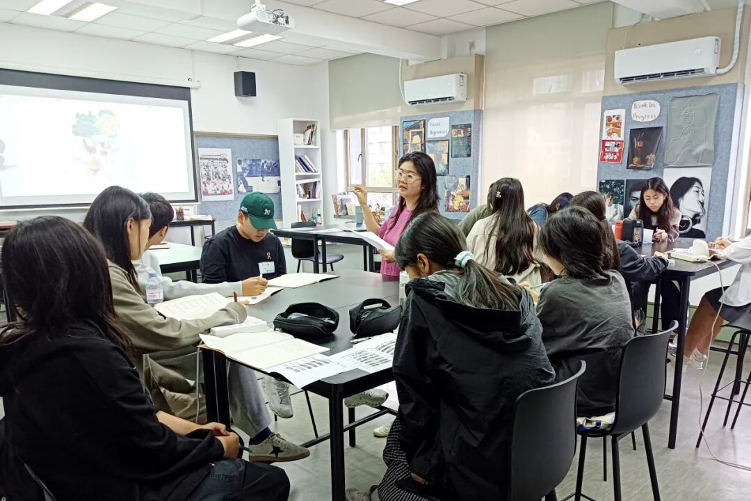 数字媒体设计课堂：学生进行2D与3D结合创作