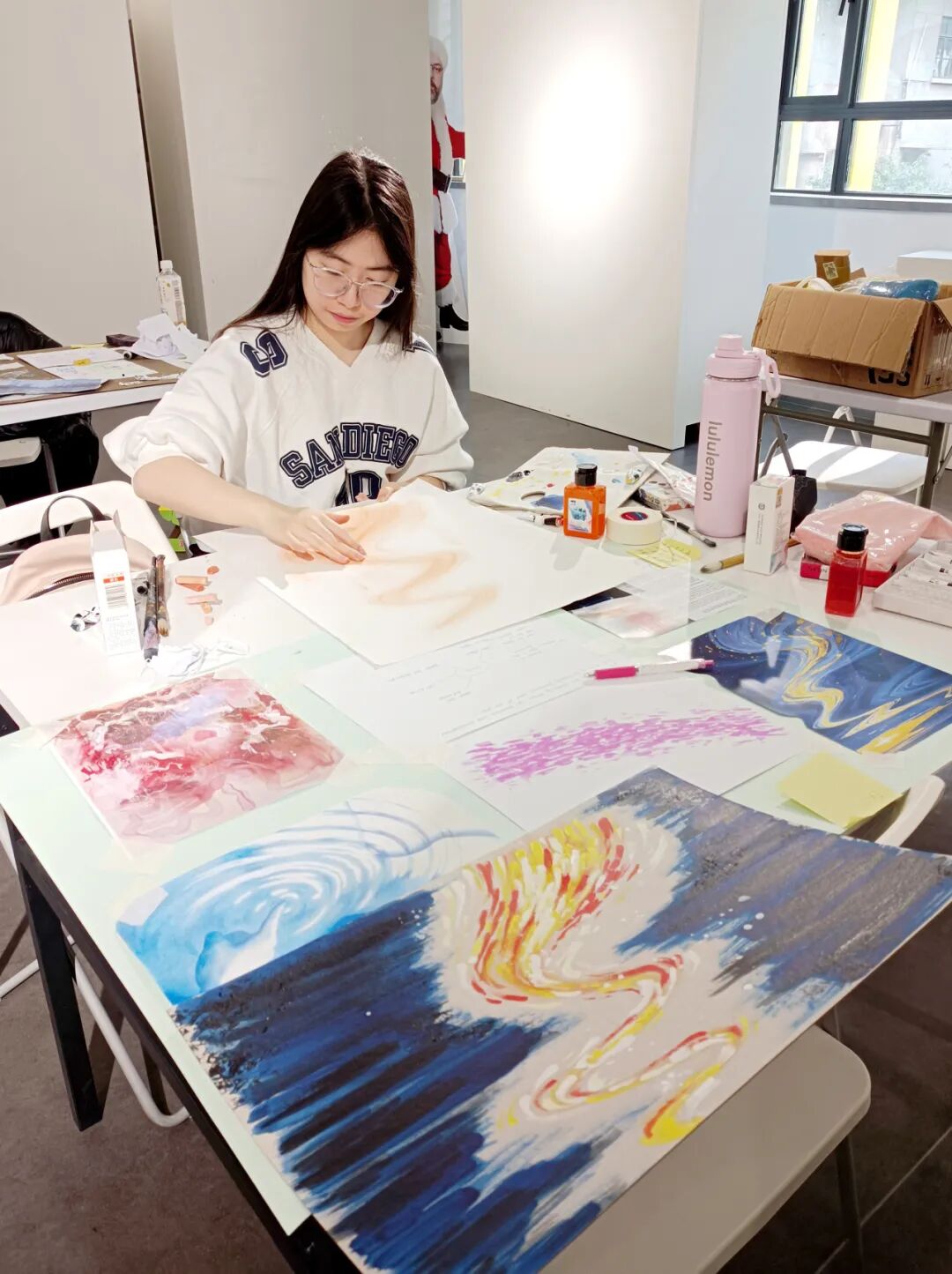 纯艺术课堂学生作品：《爱》主题装置与平面创作7