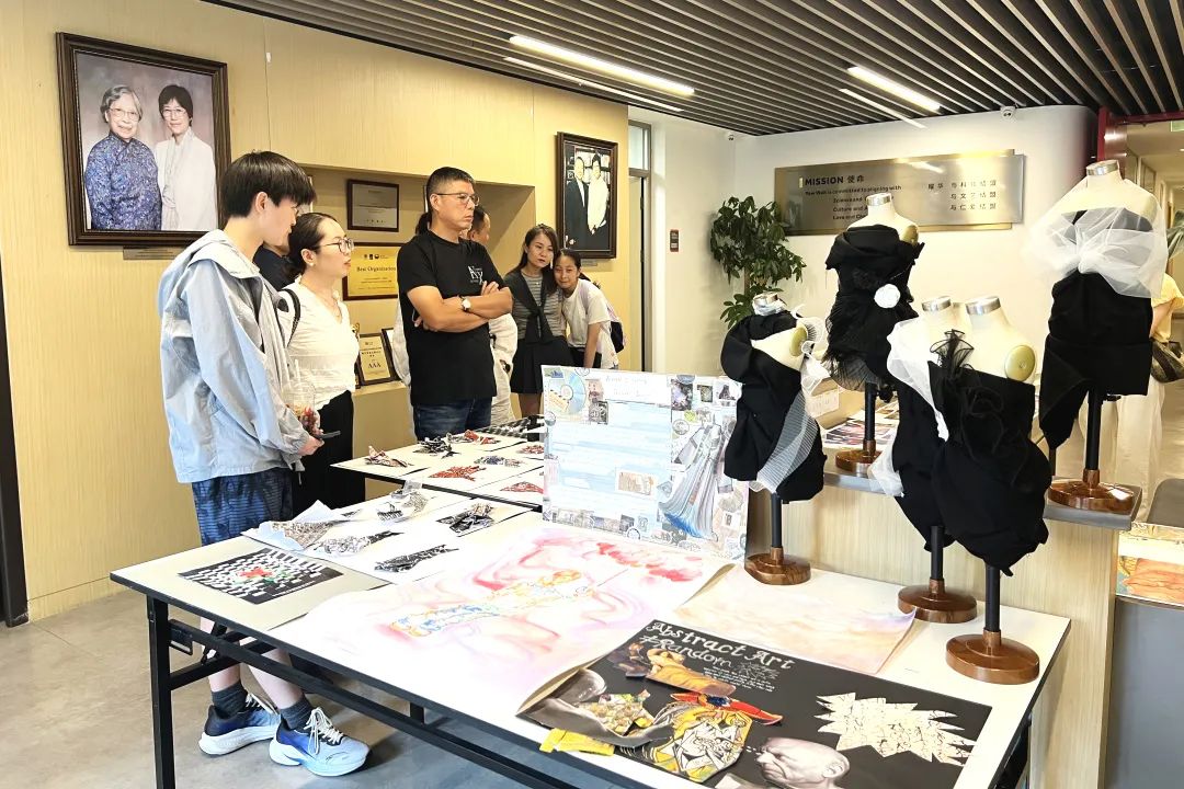 学生在工作坊中创作，预备课程项目制学习氛围