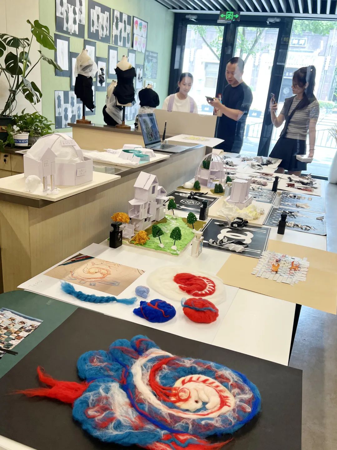 学生作品旁展示英文陈述，预备课程强化艺术沟通与英语表达