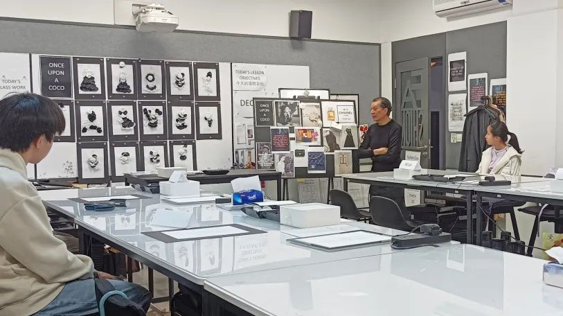 学生作品展示材料丰富性：毛毡、水粉、铅笔、蜡笔，预备课程成果展
