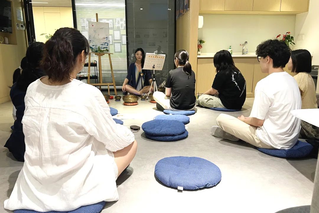 艺术冥想活动现场，家长与学生共同体验艺术疗愈，耀华古北预备课程