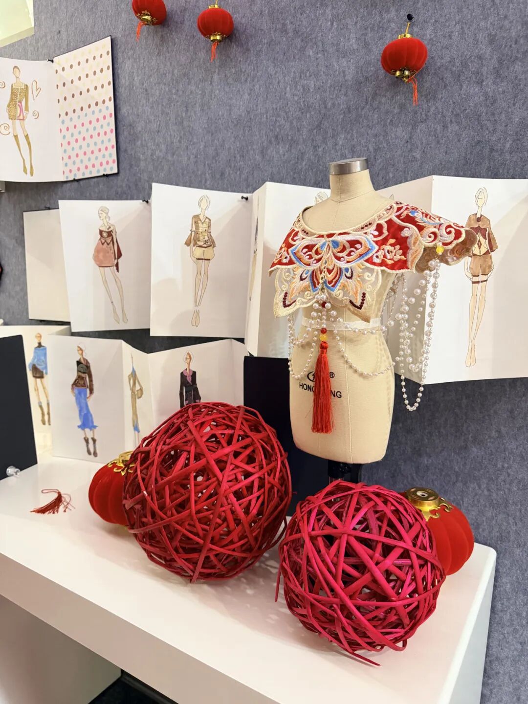 师生在迎新春活动中互动与共创场景一（古北耀华）