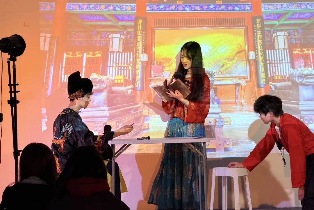 戏剧表演《铡美案》剧照,学生身着戏曲服饰精彩演绎