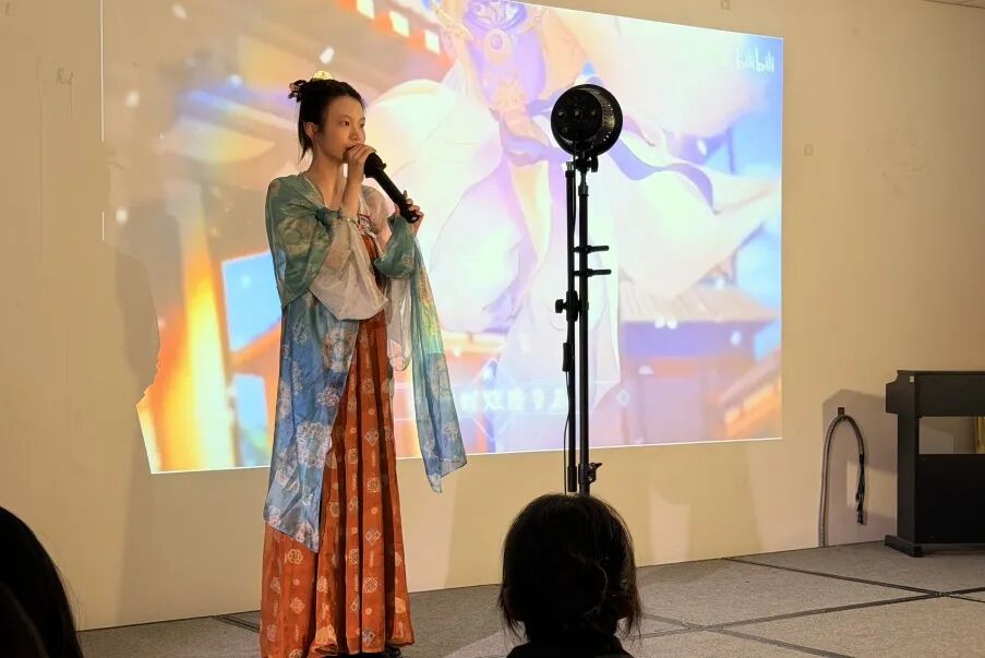 双语才艺秀节目三：同学们自信登台